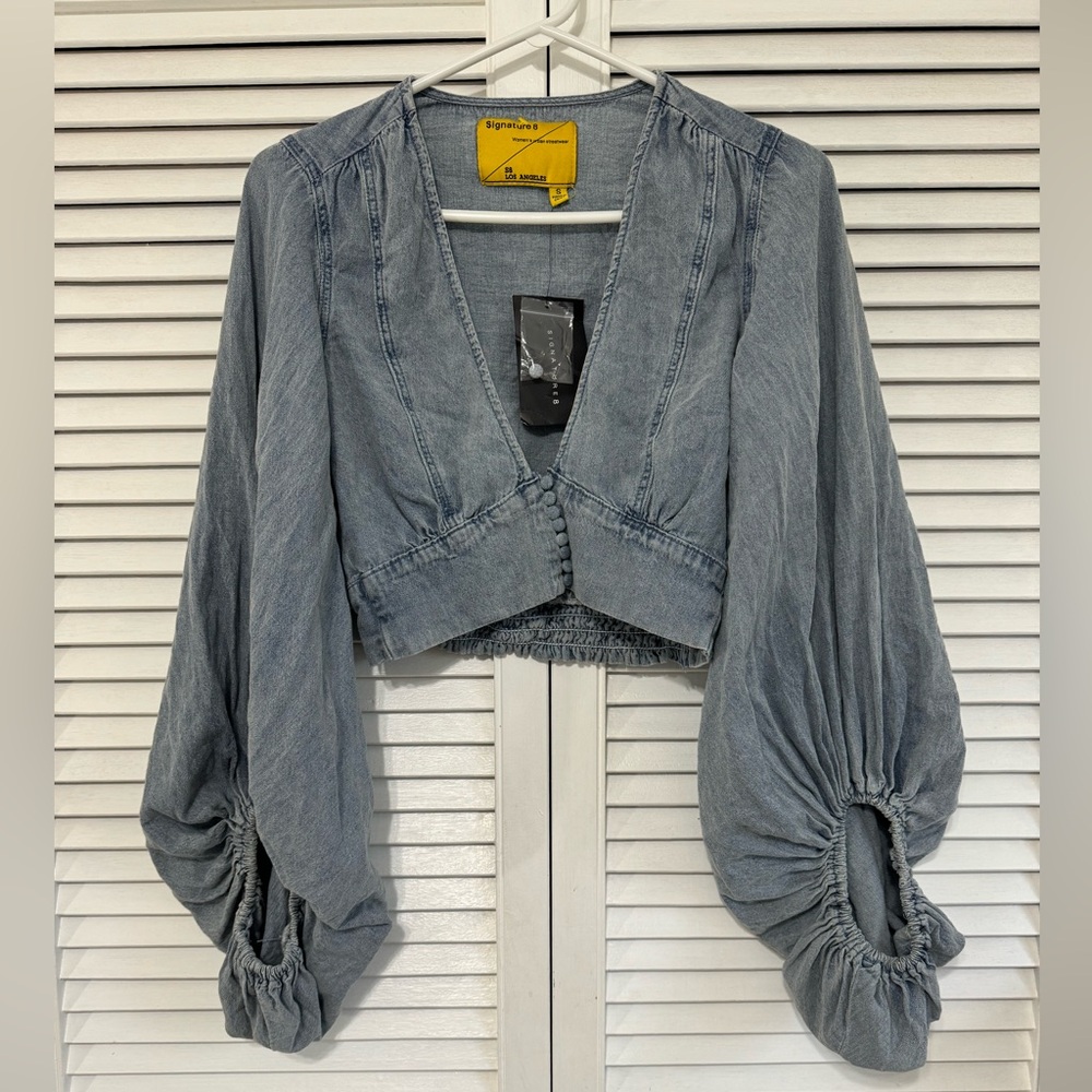 COPY - NWT SIGNATURE 8 - Jean flowy/puff sleeve button up cropped top